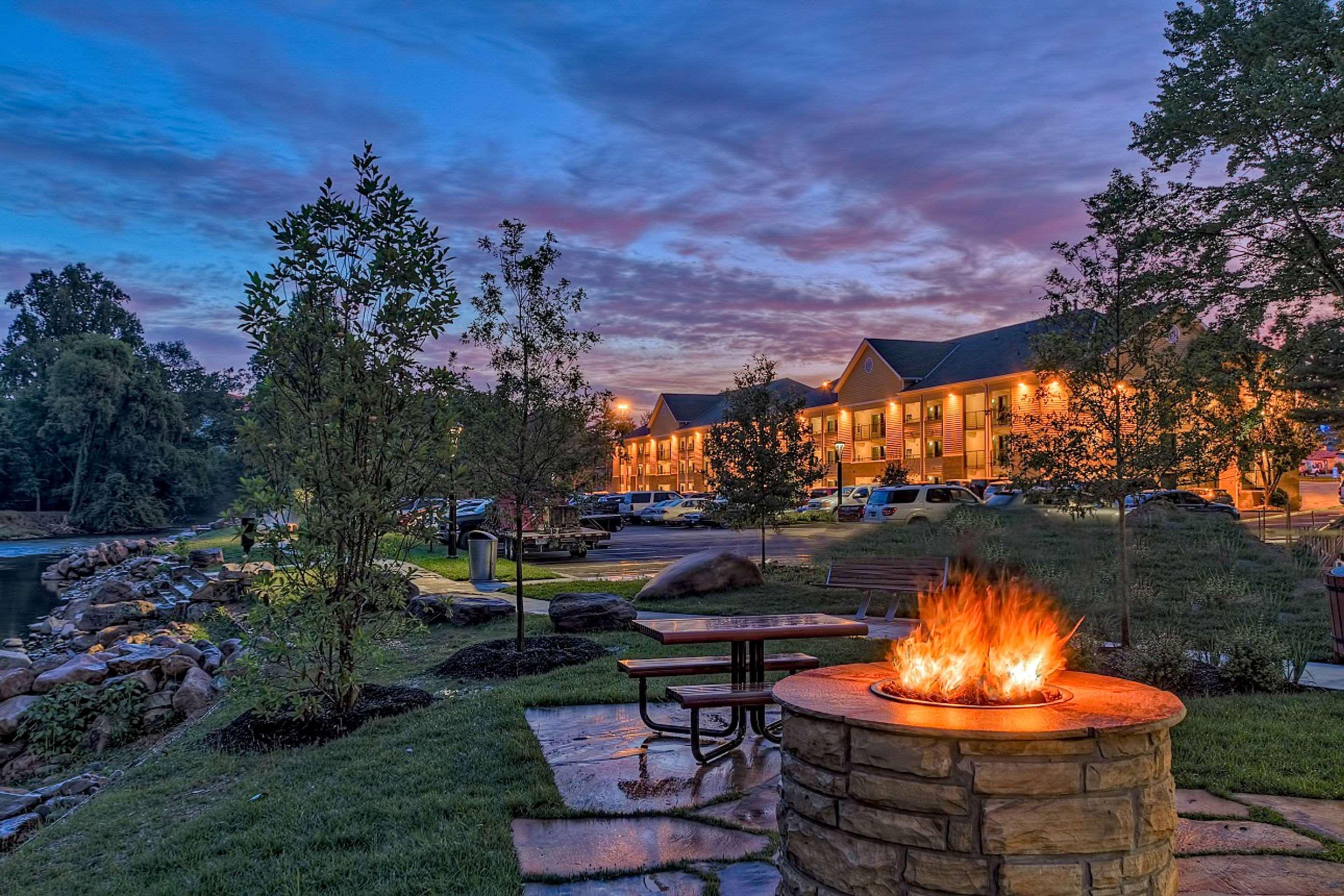 Econo Riverside Lodge *